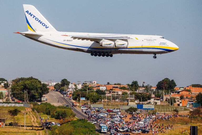 Maior avião do mundo pousa em Viracopos com “torcida” do público; veja o momento