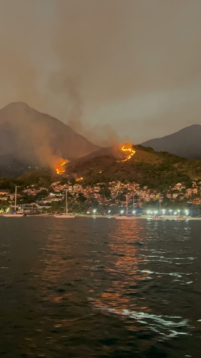 Incêndio de grandes proporções atinge Morro dos Mineiros em Ilhabela