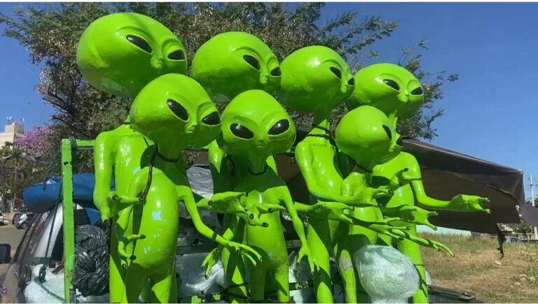 De outro planeta: artesão roda o Brasil vendendo esculturas de ETs