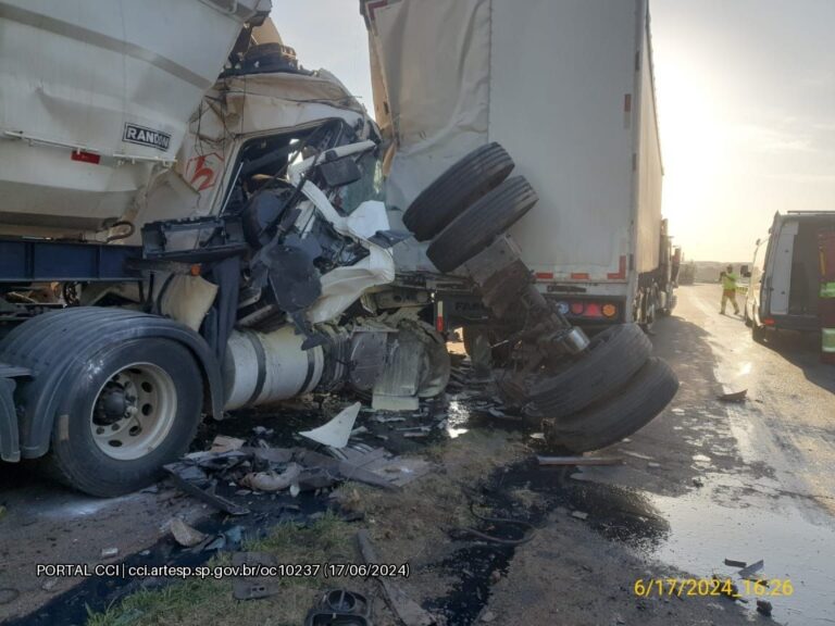 Acidente entre duas carretas e um carro deixa dois feridos na Anhanguera, em Sumaré