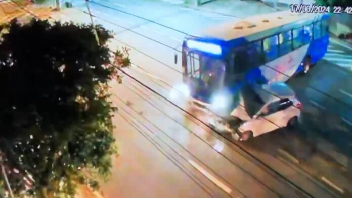 Circuito de segurança grava o momento da batida: imagens são impressionantes Circuito de segurança mostra o momento da batida: imagens são impressionantes