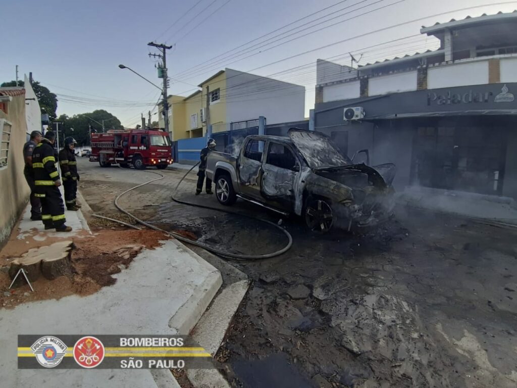 carro pega fogo em são sebastião