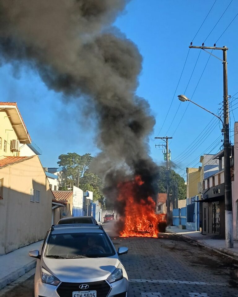 carro pega fogo em são sebastião