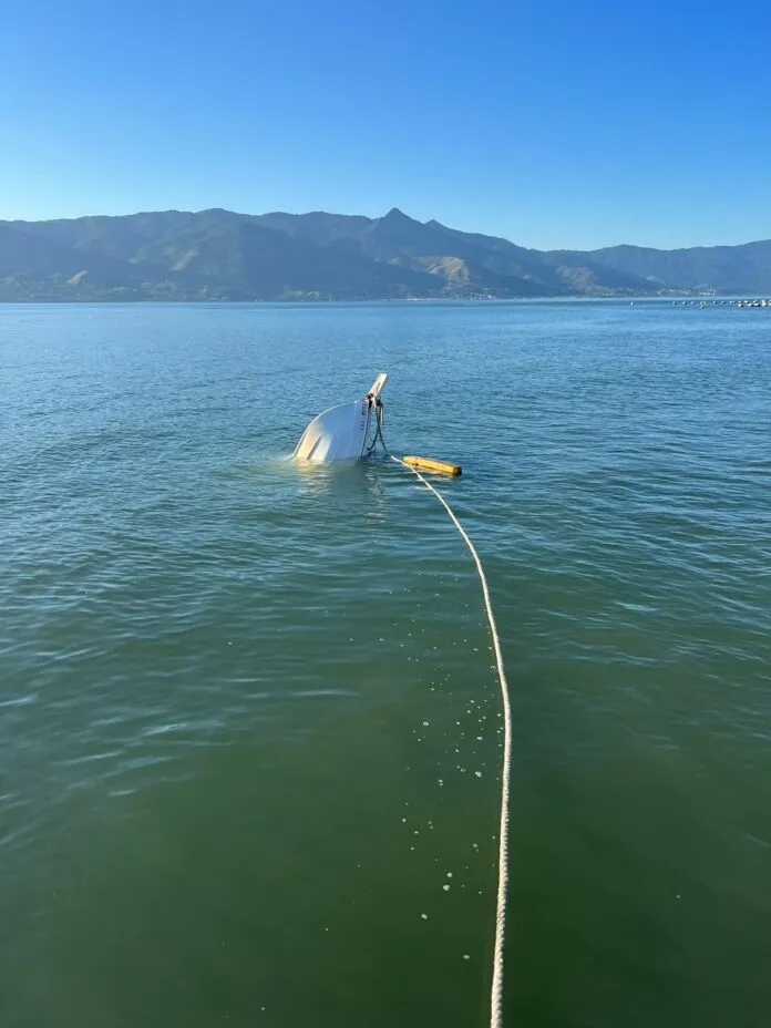 Idoso desaparece no mar após embarcação afundar no Litoral Norte de SP