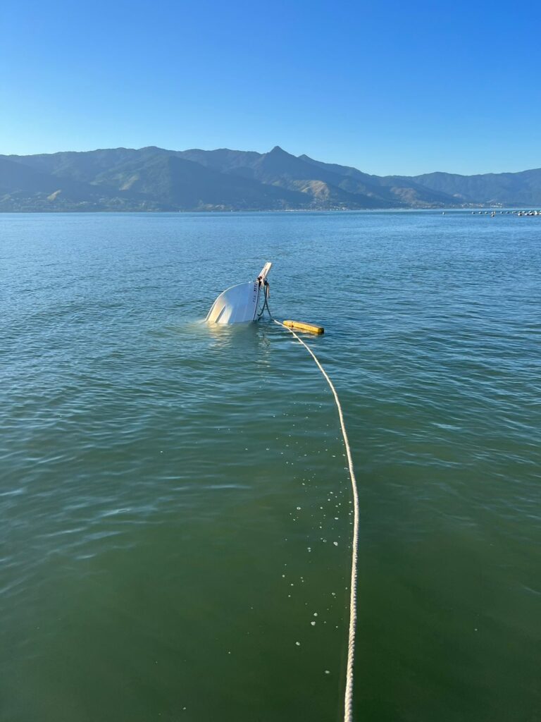 Idoso desaparece no mar após embarcação afundar no Litoral Norte de SP