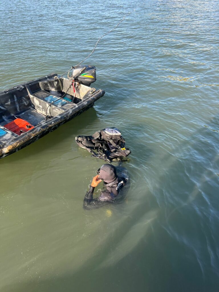 Idoso desaparece no mar após embarcação afundar no Litoral Norte de SP