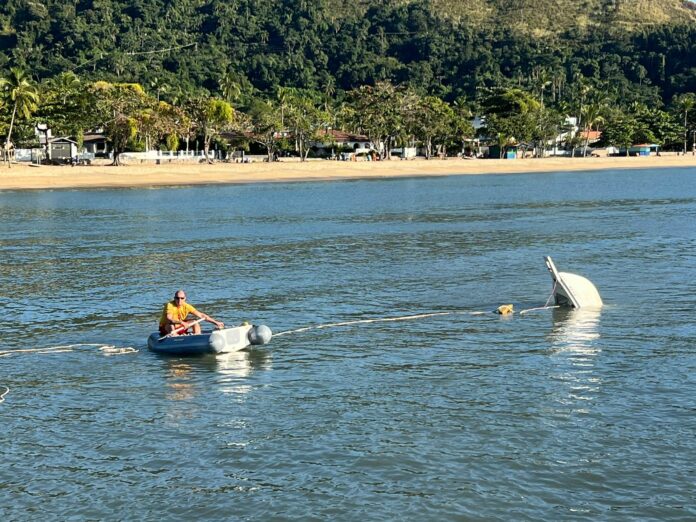 Idoso desaparece no mar após embarcação afundar no Litoral Norte de SP
