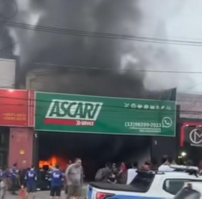 Carro pega fogo e incêndio destrói oficina mecânica