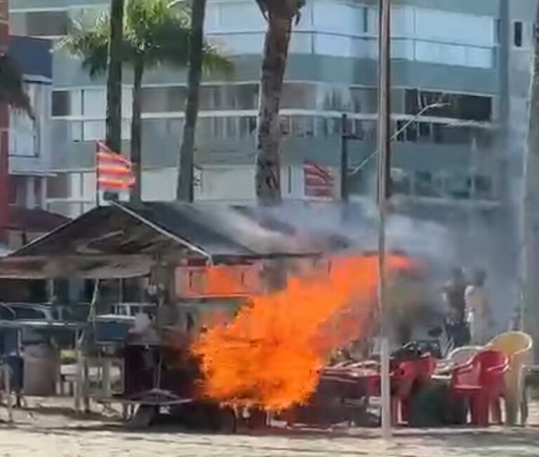 Carrinho de praia pega fogo em Bertioga e banhistas ajudam a conter chamas