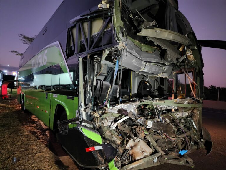 Motorista de ônibus morre após acidente envolvendo caminhão em rodovia de Cravinhos; ao menos 10 pessoas ficaram feridas