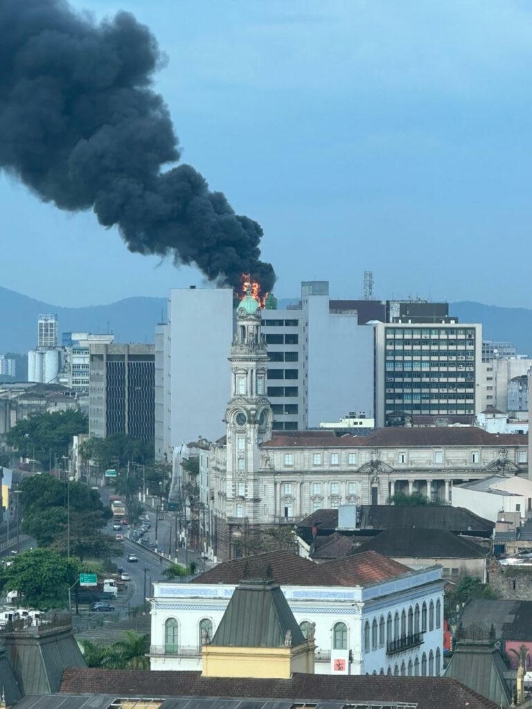 Urgente! Incêndio atinge topo de prédio comercial no centro de Santos; VÍDEO