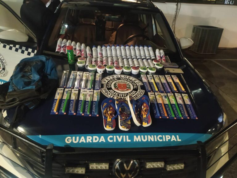 Trio tenta furtar 35 desodorantes e 24 escovas de dente mas é preso em Americana