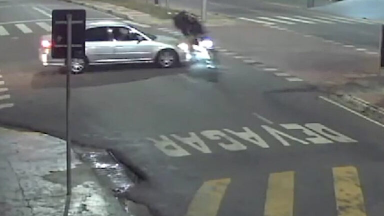 Motoboy é atingido por carro e motorista foge sem prestar socorro; veja vídeo