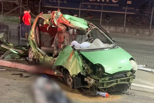 Acidente grave em Guarujá deixa uma mulher morta, motorista em coma e criança com politraumatismo