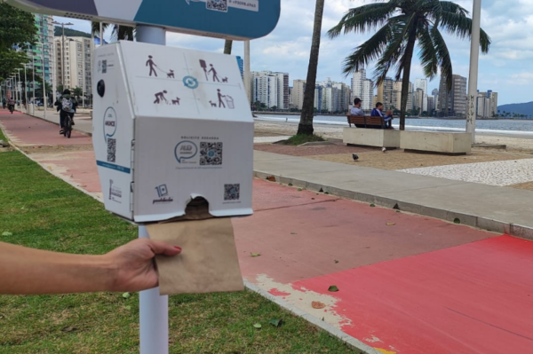 Totens com dispensers de saquinhos para a coleta de fezes de animais são instalados na orla da praia de São Vicente; Confira!