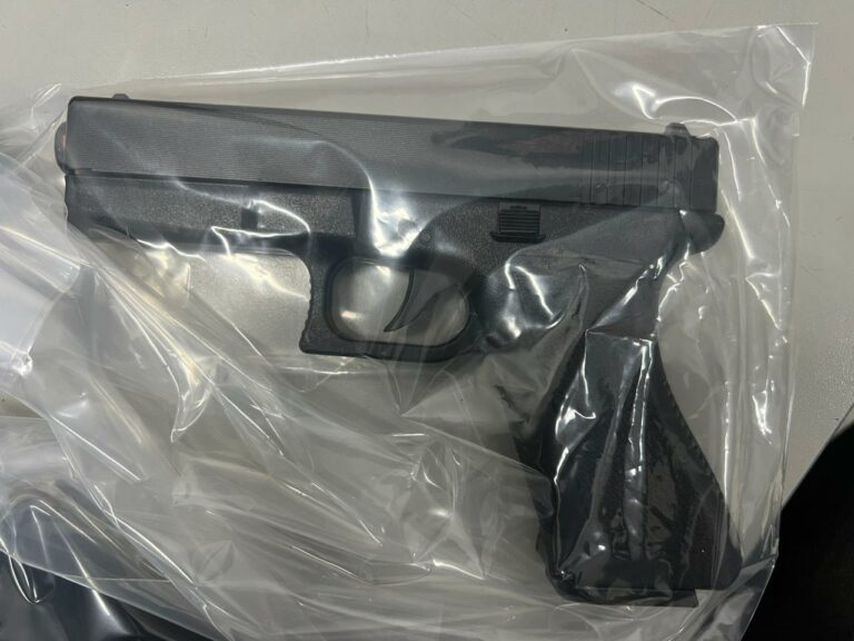 Sete adolescentes foram apreendidos e três suspeitos presos pela Polícia Militar.