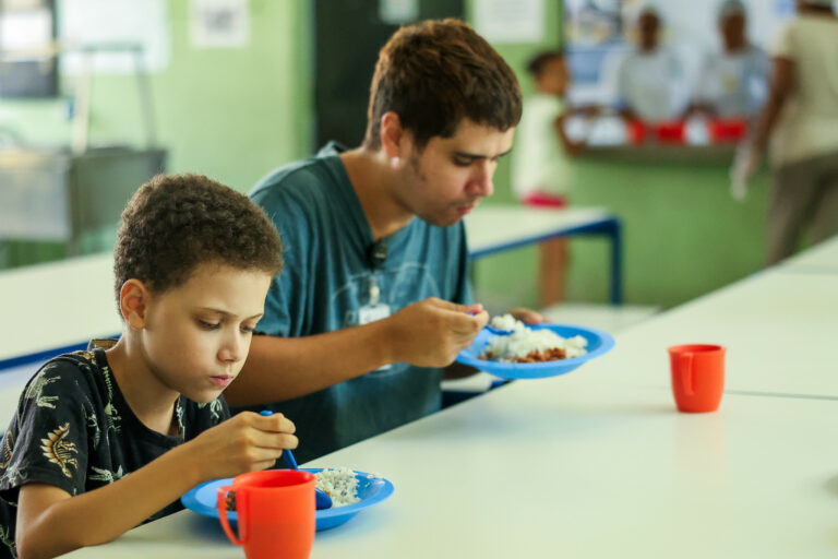 Familiares de estudantes de escolas estaduais tem até quarta-feira para solicitar almoço durante férias nas unidades; Entenda