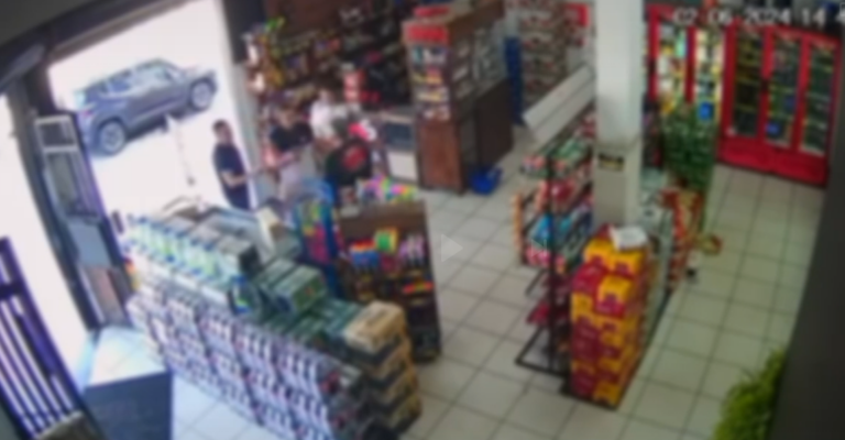 Confusão entre vizinhos tem agressão e arma apontada para a cabeça; latido de cachorro teria motivado a briga