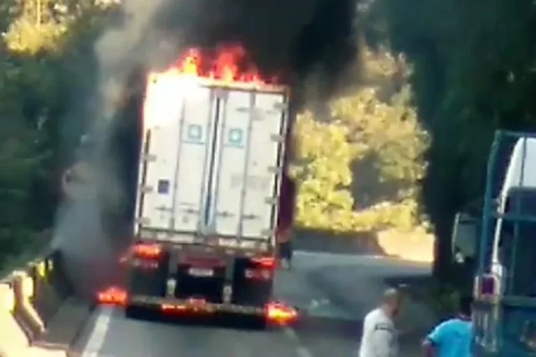 Carreta com carga de frango pega fogo na Anchieta
