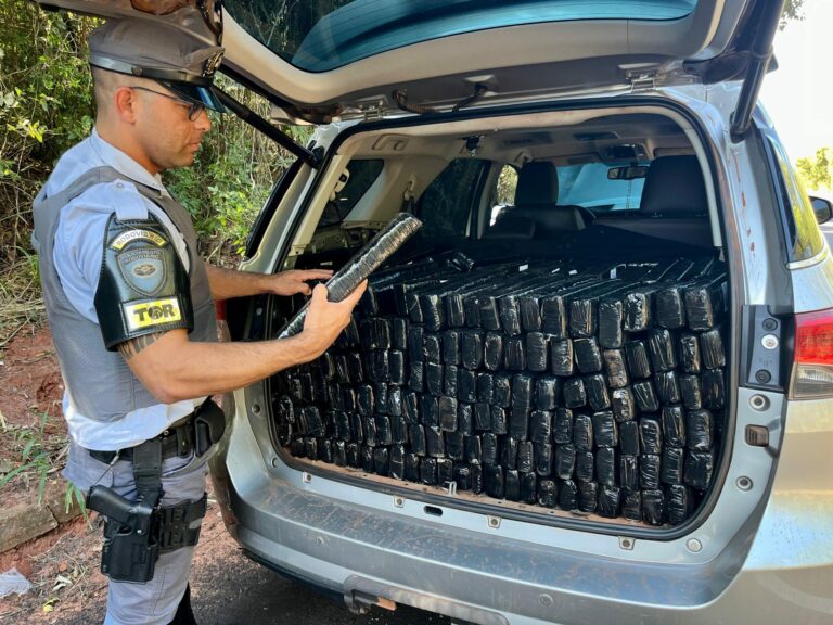 Motorista foge de abordagem e abandona carro com 500 kg de maconha