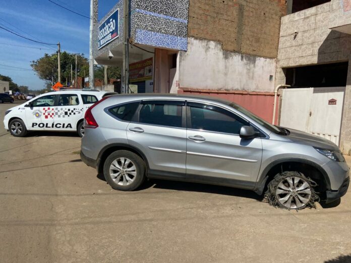 Um dos veículos foi encontrado no bairro Cidade Singer, próximo ao Aeroporto de Viracopos, em Campinas.