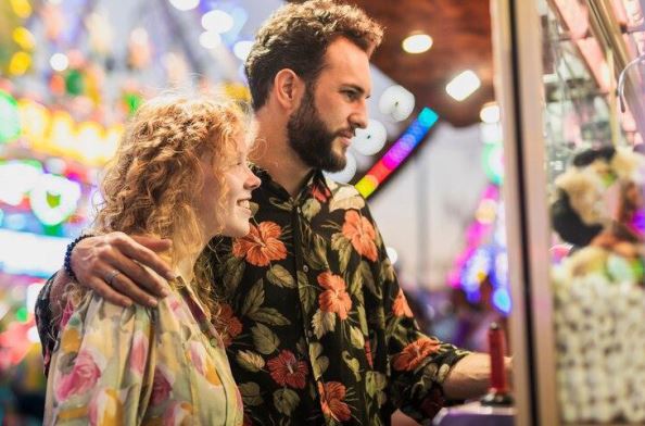 Saiba como concorrer à brindes e descontos em campanha ‘Jogo do Amor’ do Dia dos Namorados em shopping de Santos