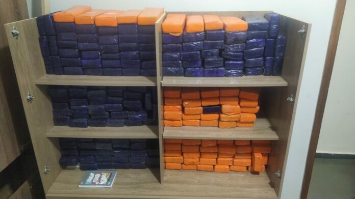 Droga estava no armário de uma casa na avenida Francisco de Angelis na Vila Marieta, em Campinas. Droga estava no armário de uma casa na avenida Francisco de Angelis na Vila Marieta, em Campinas.