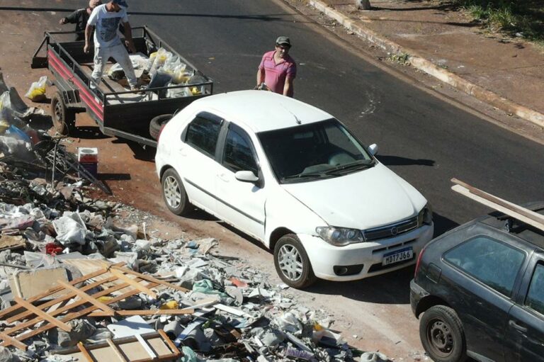 GCM autua três homens por descarte irregular de resíduos