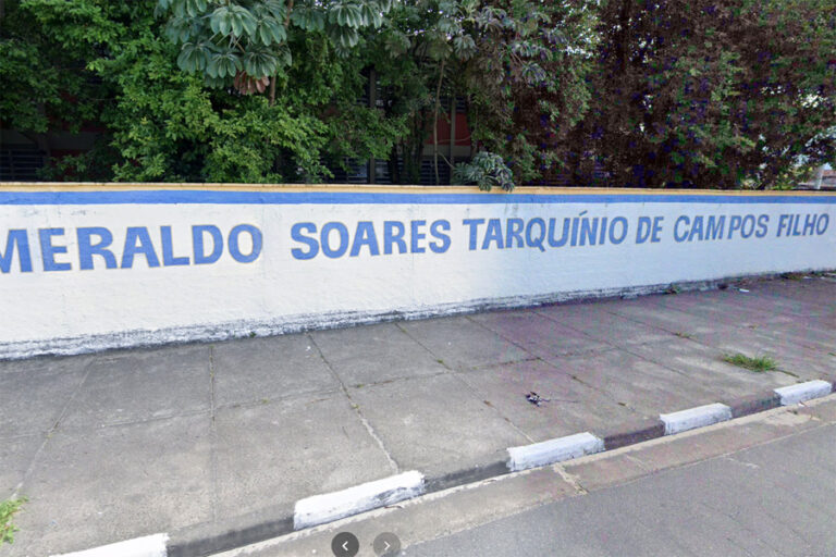Alunas trocam socos, chutes e puxadas de cabelo em porta de escola de São Vicente; VÍDEO