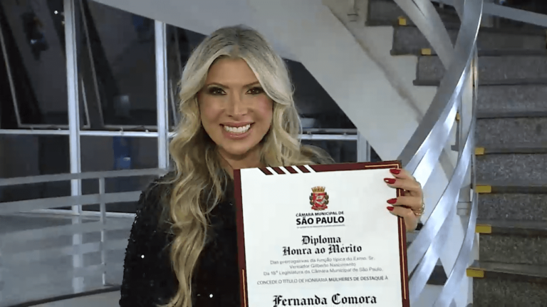 Fernanda Comora, apresentadora da Thathi Record, recebe prêmio da Câmara Municipal de São Paulo