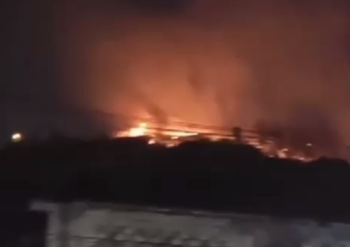 Incêndio de grandes proporções atinge Morro da Penha, em Santos; VÍDEO