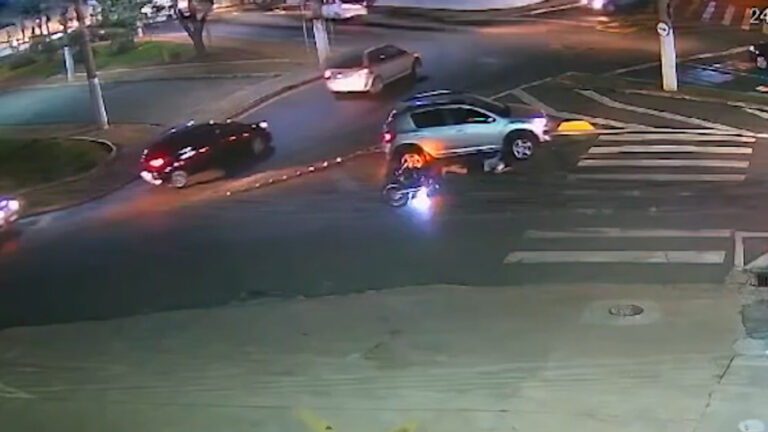 Acidente foi gravado pelas câmeras de segurança de um comércio do bairro Vila Independência, em Limeira.