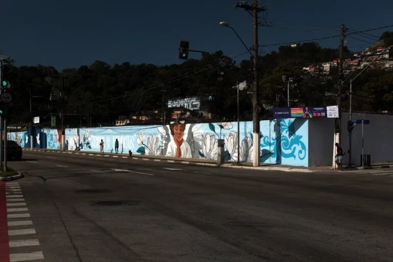 Arte nas paredes leva paz e reflexão para cemitério municipal em Santos