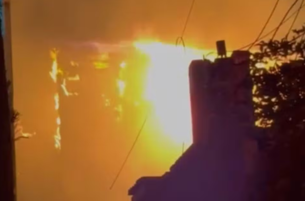 Incêndio criminoso atinge três moradias em comunidade de São Vicente; VÍDEO