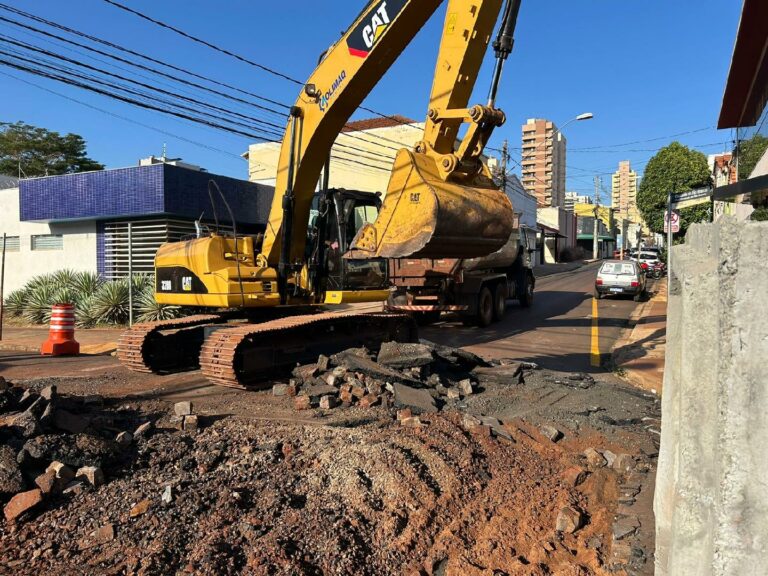 Começa a implantação das galerias de água pluviais na rua São José; obra deve durar 60 dias