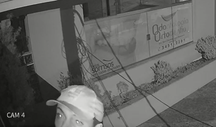 limeira VÍDEO: Câmera flagra criminosos furtando fiação de Clínica Odontológica