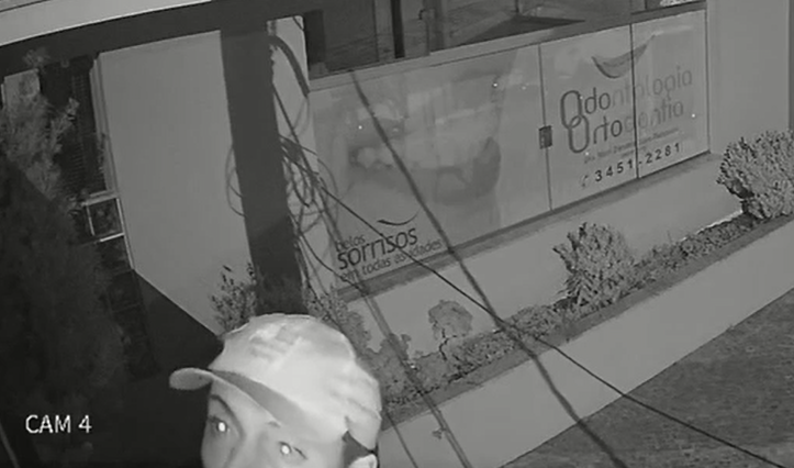 VÍDEO: Câmera flagra criminosos furtando fiação de Clínica Odontológica