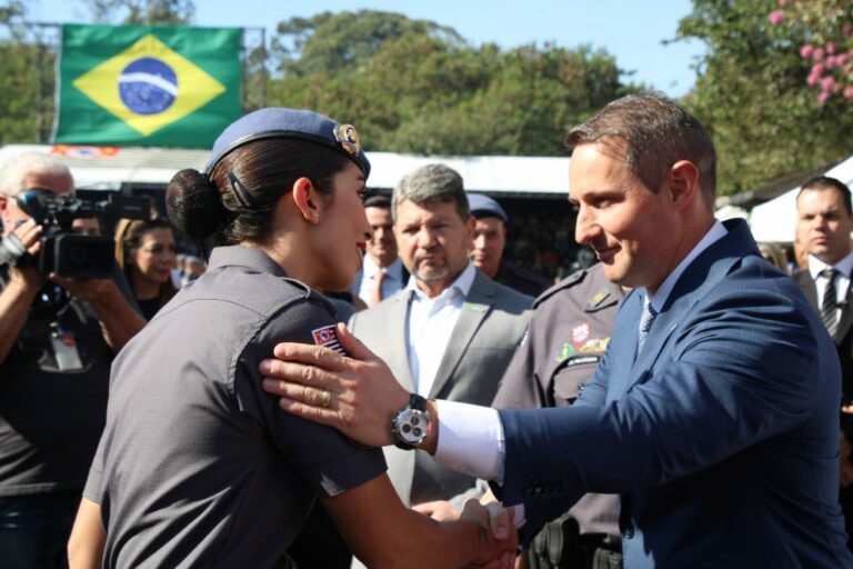 Mulher de 26 anos passa em 1° lugar entre mais de mil soldados da PM