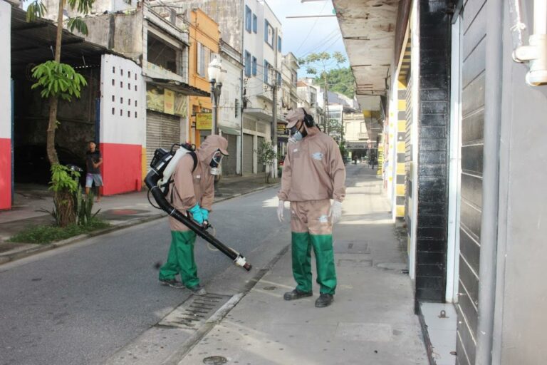 Embaré, em Santos, recebe aplicação de inseticida contra o Aedes na segunda-feira
