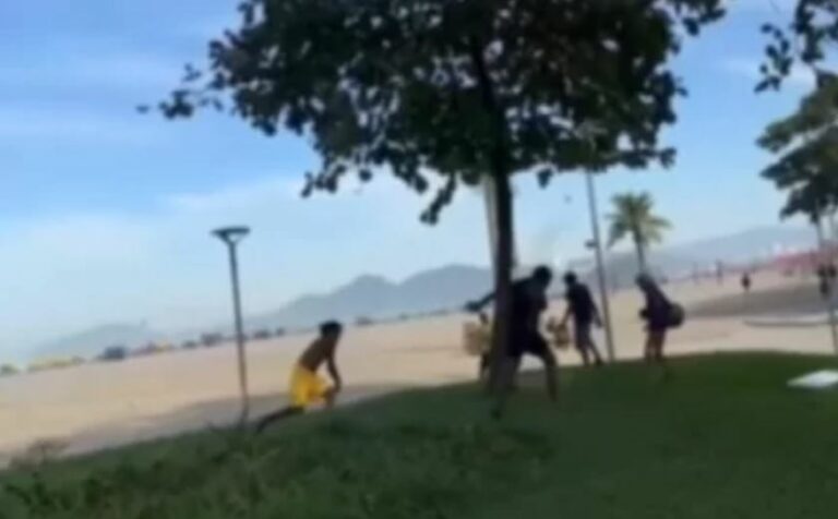 Homem ataca pedra na cabeça de outro após discussão em orla da praia de Santos; VÍDEO