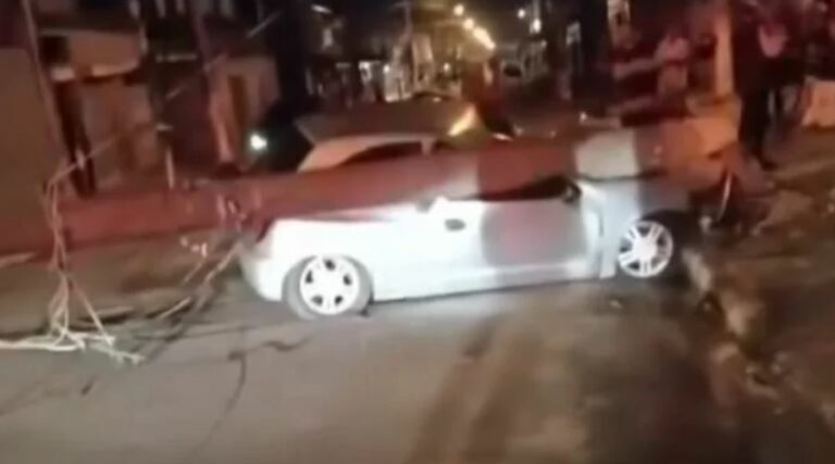 Poste cai em cima de carro após colisão em Praia Grande