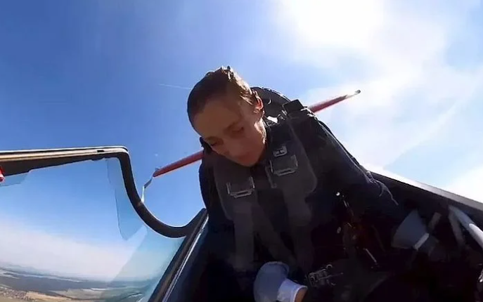 Vídeo mostra piloto em pouso de emergência após ‘cabine’ abrir durante voo