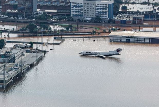 Aeroporto de Porto Alegre exibe sinais da destruição um mês após alagamento