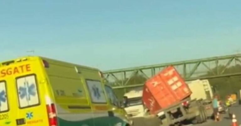 Carreta tomba na Cônego Domênico Rangoni e causa lentidão em trânsito