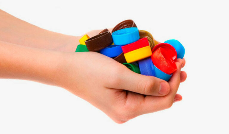 Tampas de garrafas são usadas para comprar cadeiras de rodas para Praia Grande; Menino de 10 anos bate recorde de doações