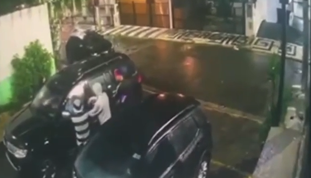 Idosa é salva por carro blindado ao ser atacada por criminosos enquanto aguardava em estacionamento em Guarujá; VÍDEO