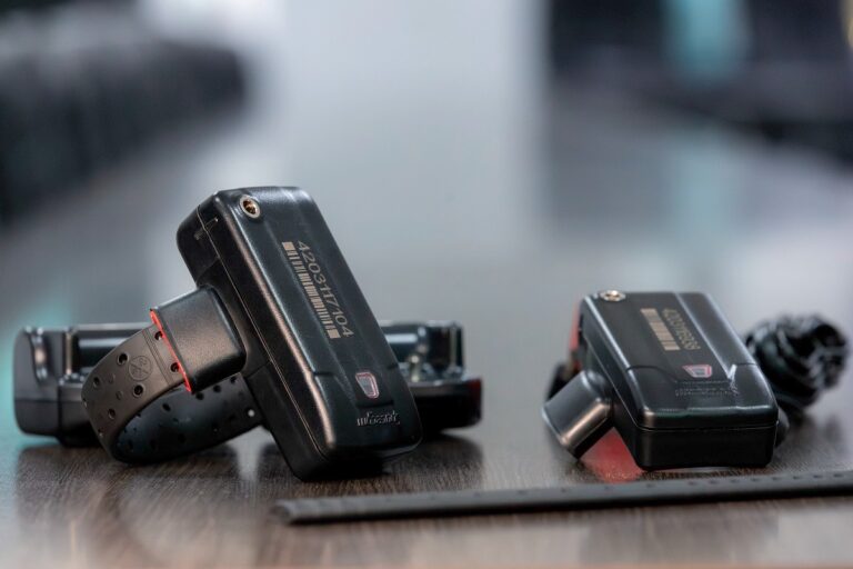 Condenados com tornozeleira eletrônica são presos em bar de Santos