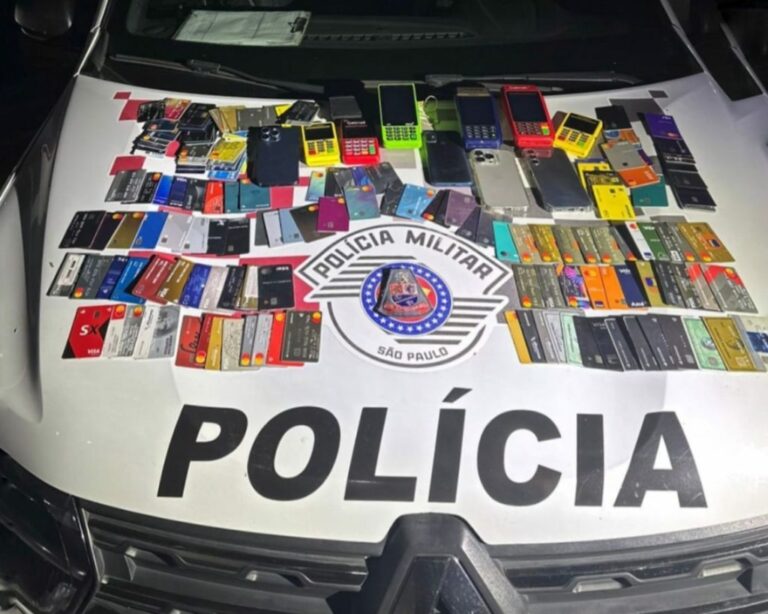 Golpe do cartão: trio é preso com mais de 160 cartões perto de estádio; quarto suspeito fugiu