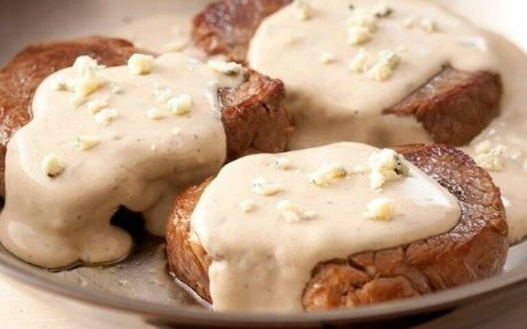 Delicia-se com um saboroso Filé Mignon Suíno ao Molho Gorgonzola
