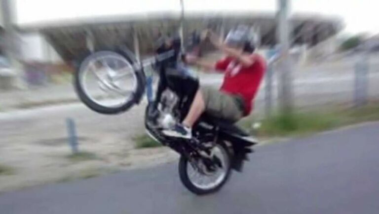 Jovem é preso por empinar moto sem habilitação na praça João Pessoa em Araçatuba